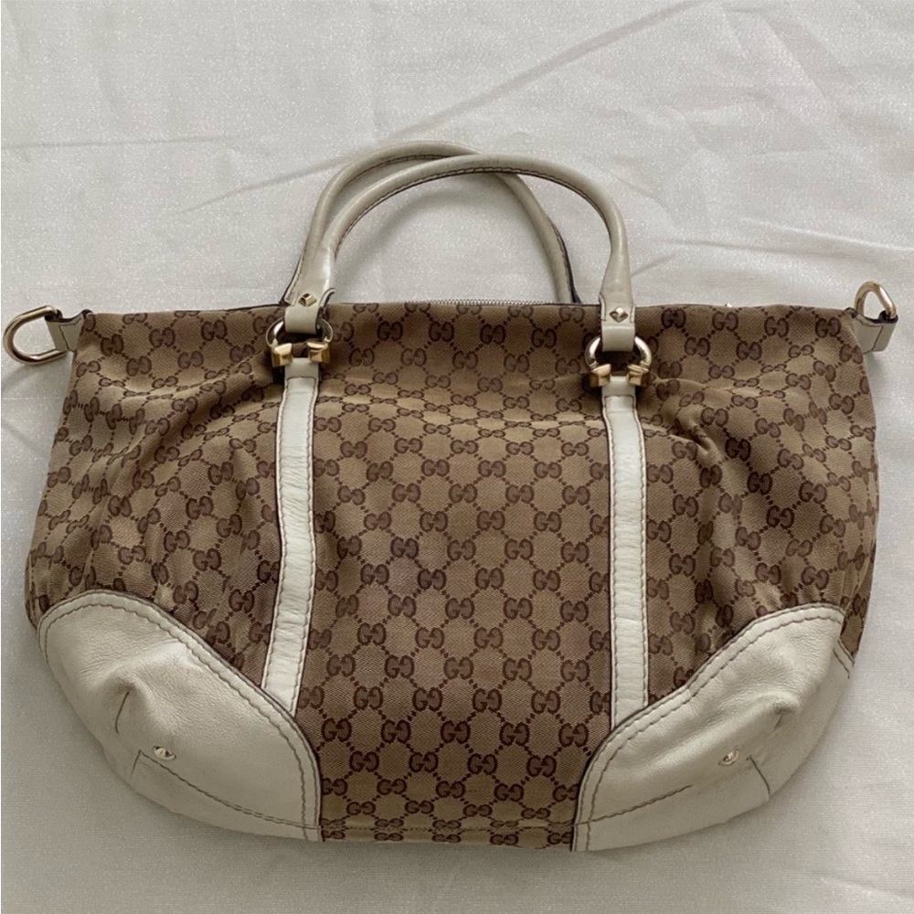 Beautiful Large Gucci purse.